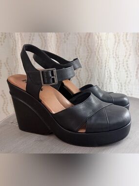 Korks Black Leather Platform Mary Jane Sandals with Buckle strappy